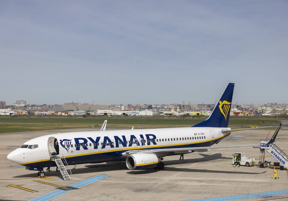 Un avión de Ryanair en el Seve.