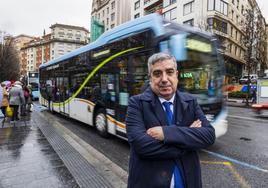 El concejal de Fomento y Movilidad, Agustín Navarro, en la parada de autobús de la Plaza del Ayuntamiento de Santander.