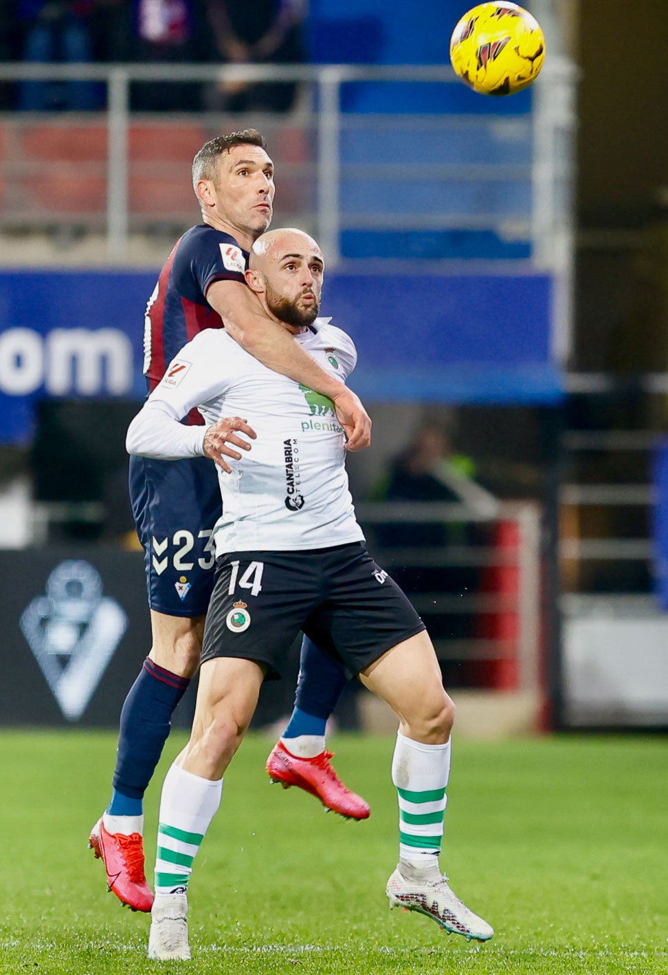 Ekain trata de llegar al balón y un jugador del Eibar intenta impedírselo