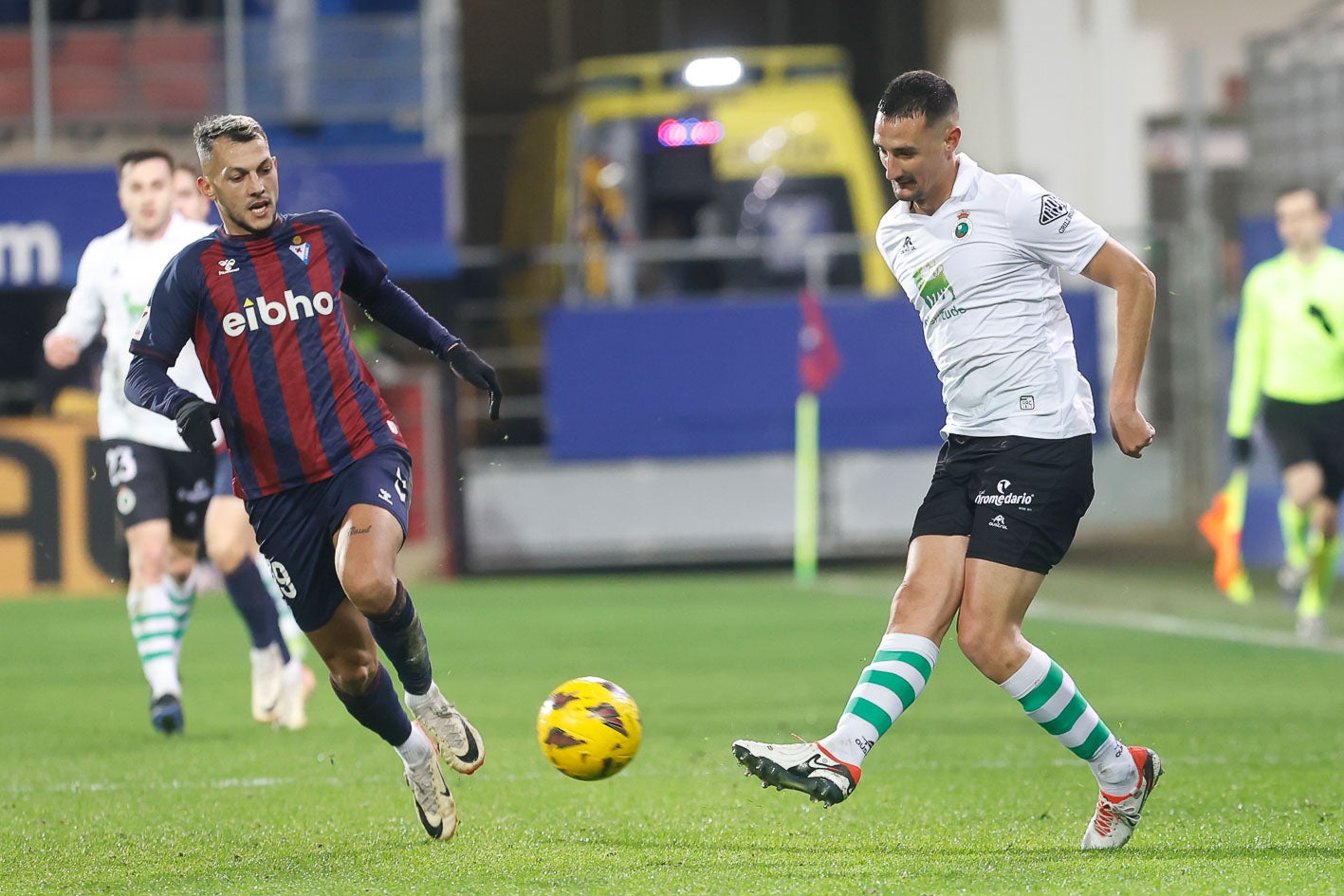 Pol Moreno se prepara para despejar el balón
