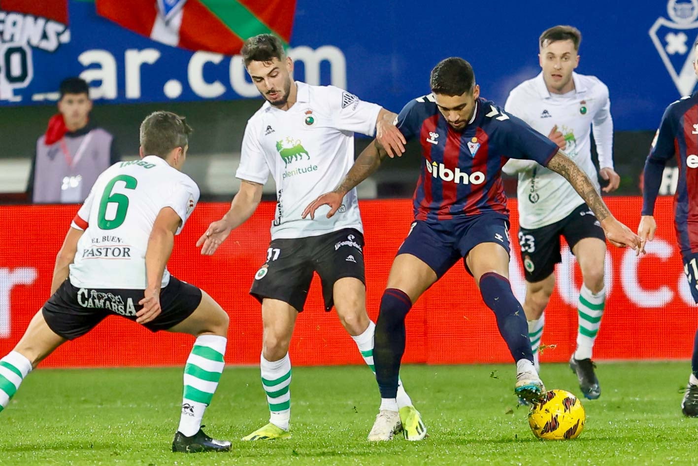 Íñigo Sainz-Maza, de espaldas, y Andrés Martín tratan de robar el balón a un rival del equipo armero