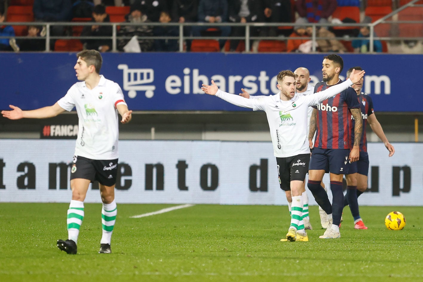 Íñigo Sainz-Maza y Peque protestan una decisión del árbitro. 