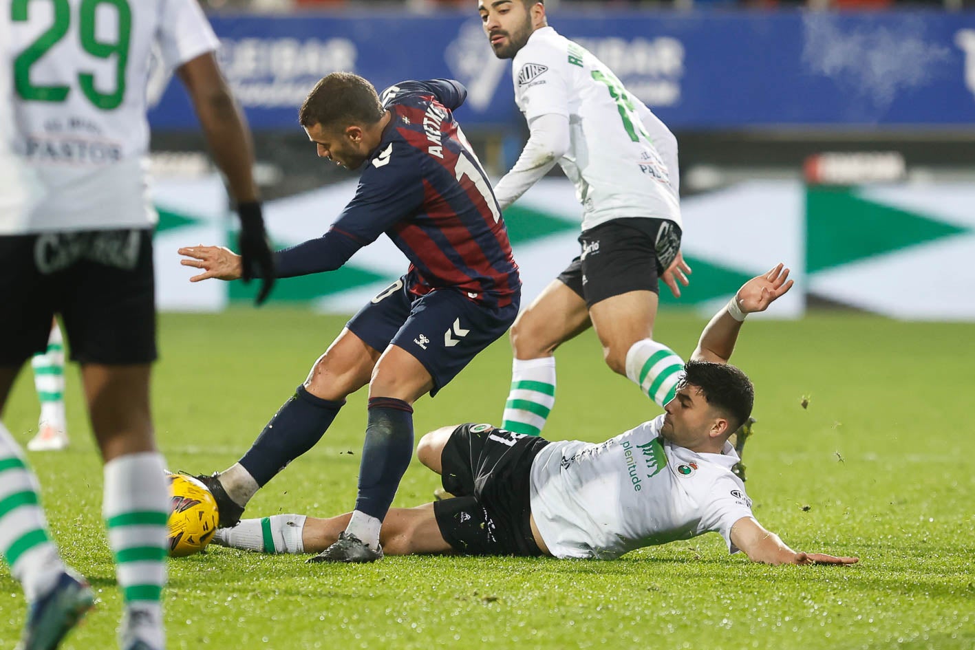 Aldasoro, en la acción que provocó el penalti sobre Aketxe