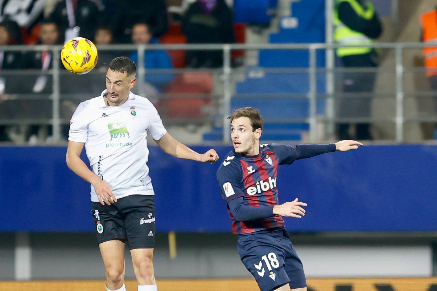 Pol Moreno despeja la pelota ante Bautista