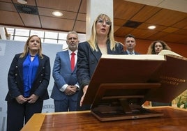 La delegada del Gobierno, mientras prometía el cargo. Detrás, le acompañan Isabel Urrutia, Ángel Víctor Torres, Alejandro Liz y Ainoa Quiñones