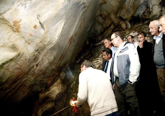 Imagen de la visita de Alberto II de Mónaco a la cueva en 20210.