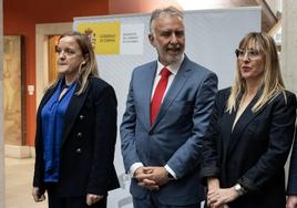 La consejera de Presidencia, Isabel Urrutia; el ministro de Política Territorial, Ángel Víctor Torres, y la delegada del Gobierno, Eugenia Gómez de Diego.