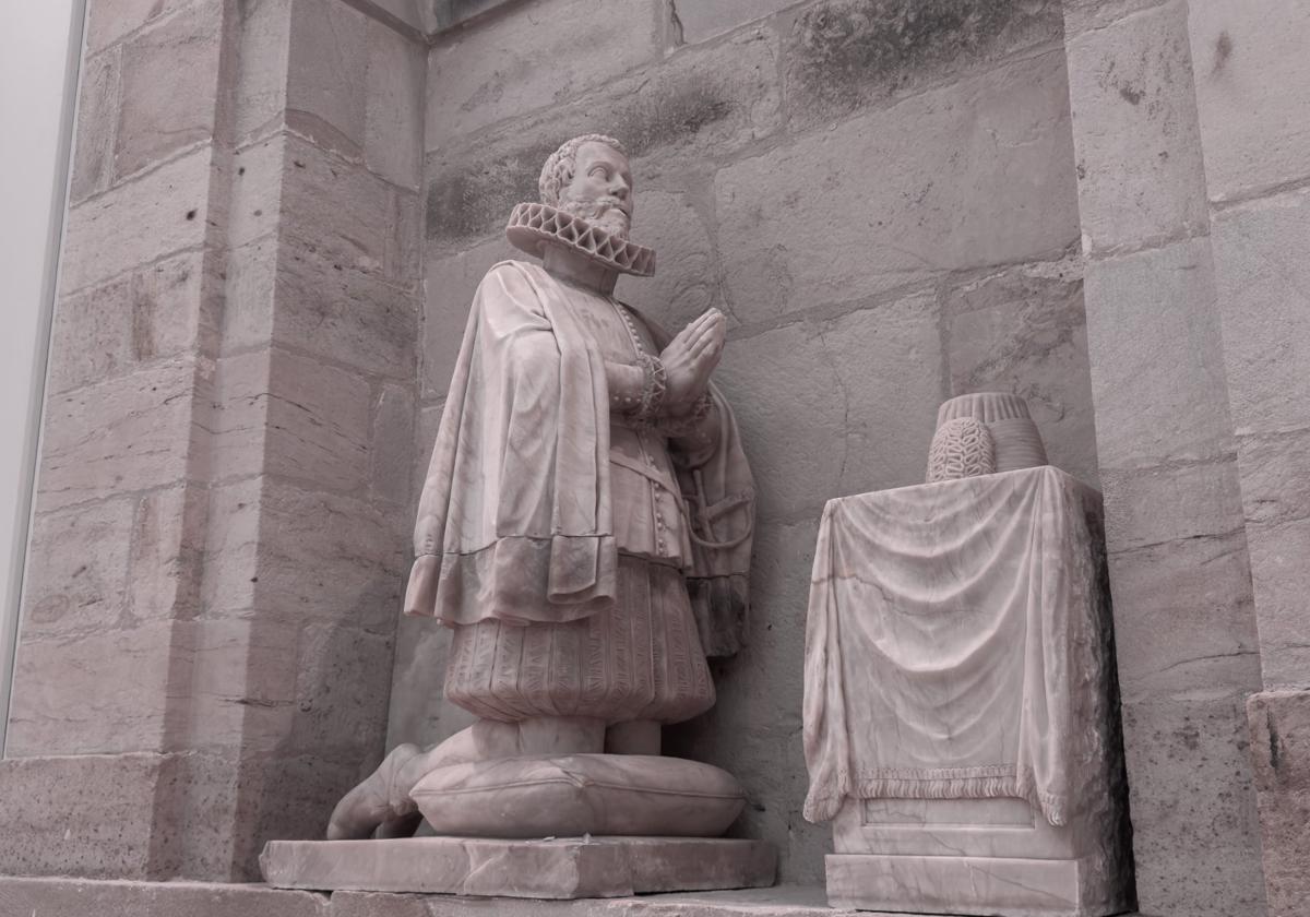 La escultura de uno de los hermanos Acevedo orando ante un reclinatorio .