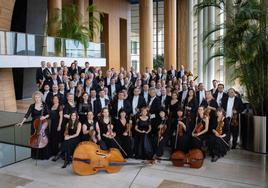 Los músicos de la Orquesta Sinfónica de Hungria, en la imagen superior, estarán dirigidos en el Palacio de Festivales por Jordí Frances, a la derecha.