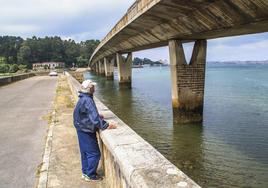 El puente sobre la ría de Cubas que separa Pedreña y Somo, una de las infraestructuras que espera que se resuelvan los contratos dado su mal estado de conservación.