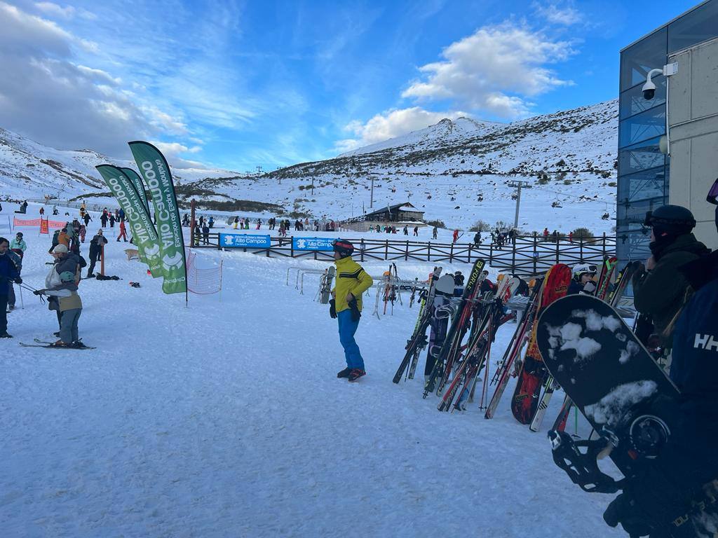 Una persona observa a los esquiadores que se preparan para empezar la actividad