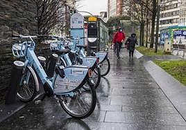Estación de bicicletas eléctricas frente al Ayuntamiento.