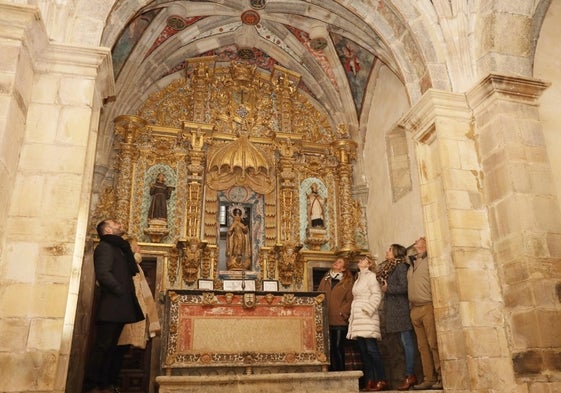 La consejera contemplando las pinturas murales de la ermita del Carmen, en Cabezón de Liébana