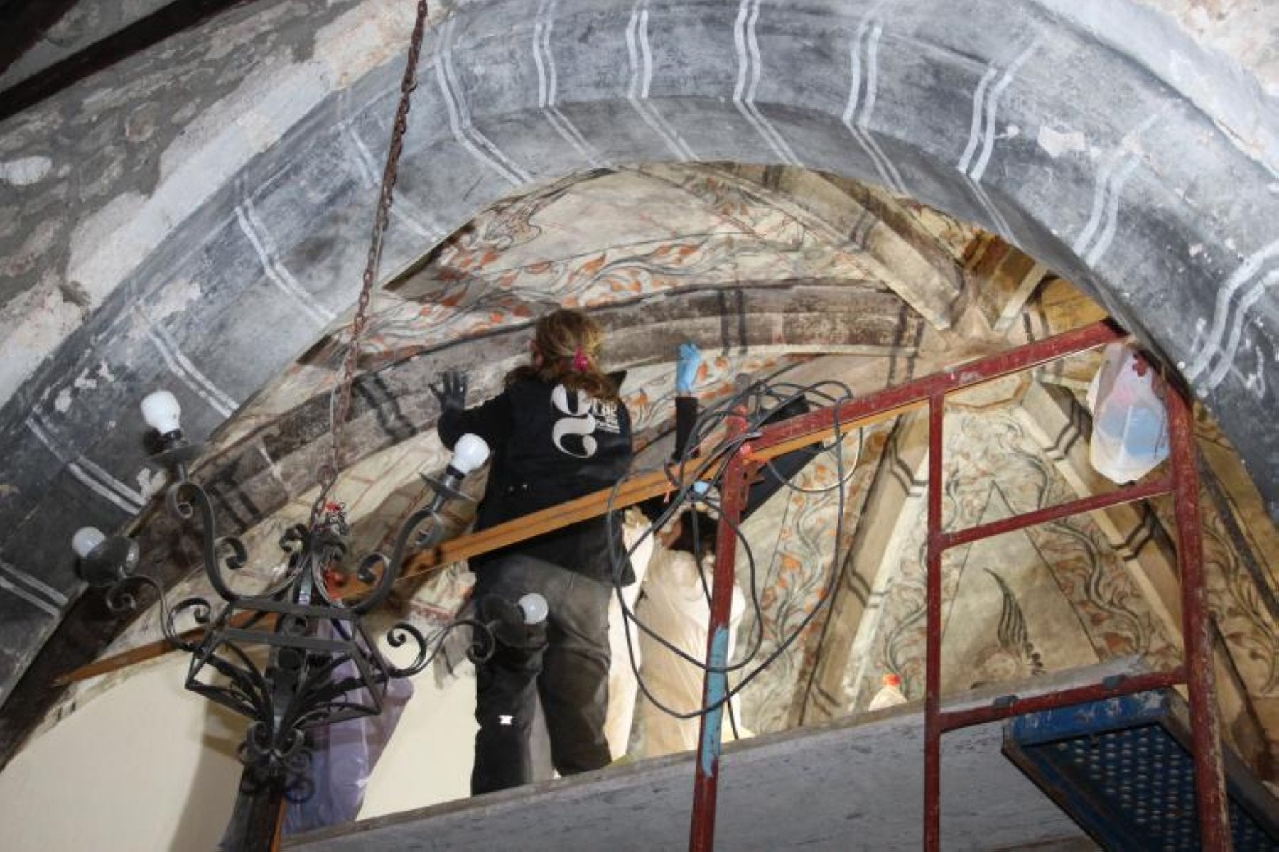 Trabajos de restauración en los murales de la iglesia de Ledantes.