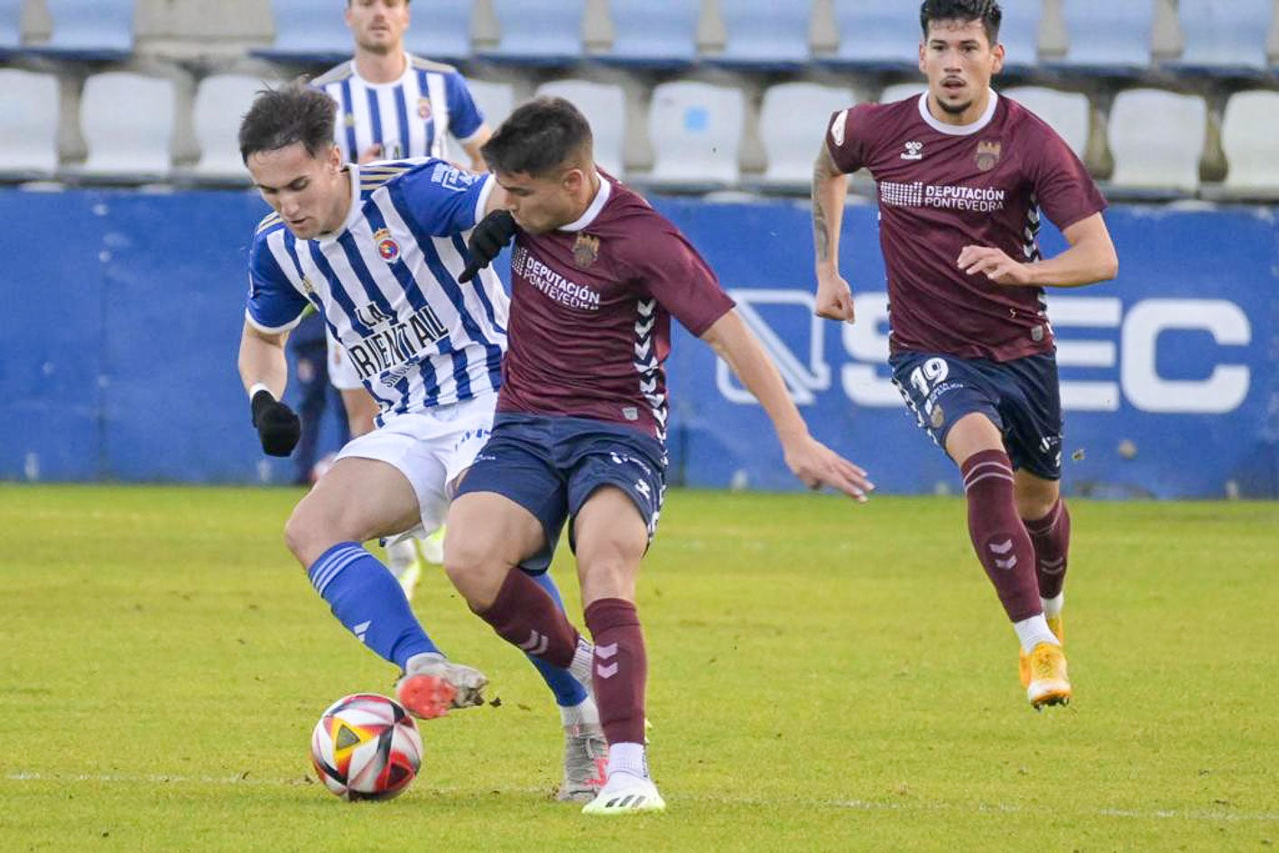 Chus Ruiz lleva la pelota ante un jugador rival.