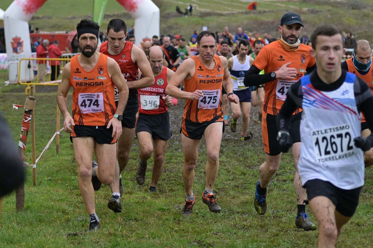 Cuatro atletas del equipo local, el Reinosa Running siguen a Iván Alonso (12762).