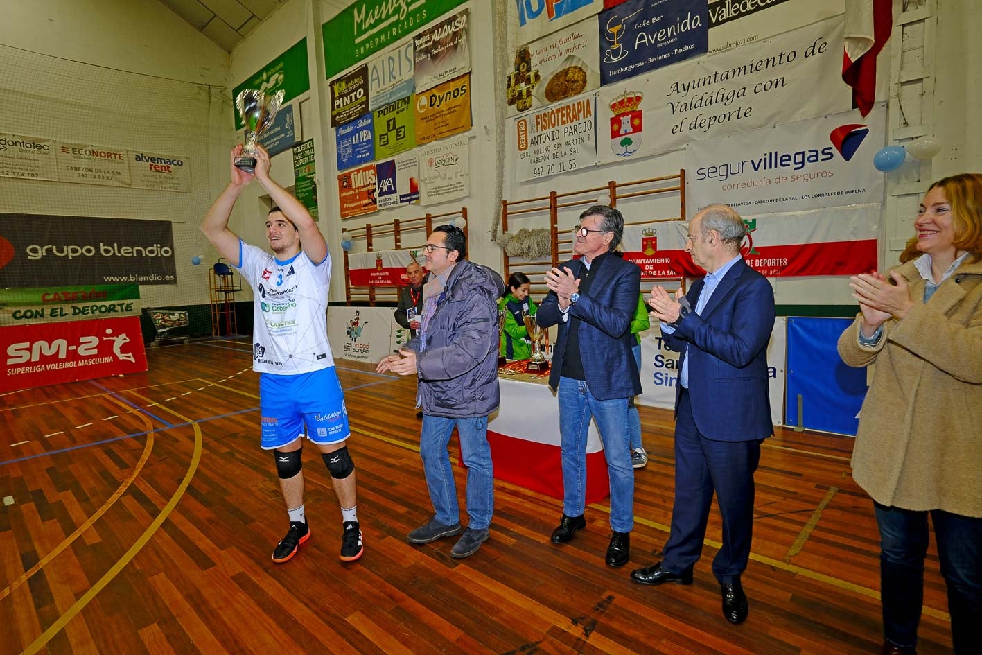 Chema Hernández, con su trofeo de MVP.