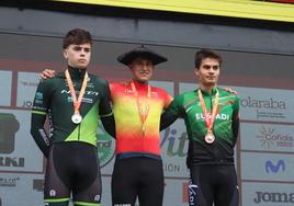 Alain Suárez, a la izquierda de la fotografía, con la medalla de plata.