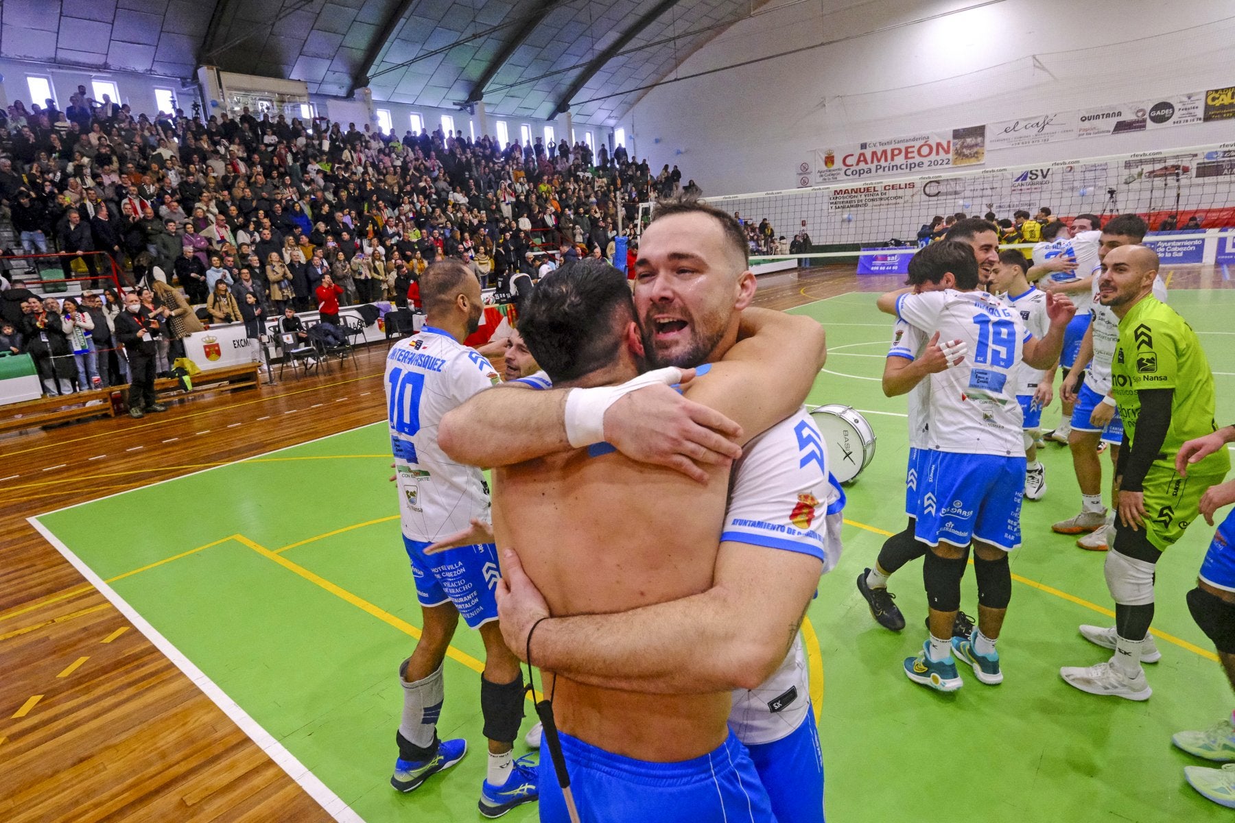 Fran Calzón abraza a Javi Vegatras la final de la Copa del Príncipe en el Matilde de la Torre.