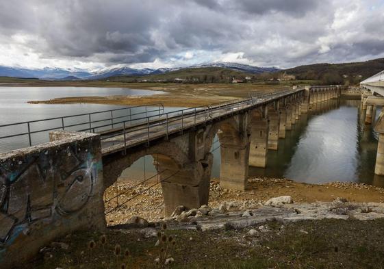 Imagen que presentaba, ayer, el embalse del Ebro, que se recupera de manera tímida gracias a las lluvias y la nieve.