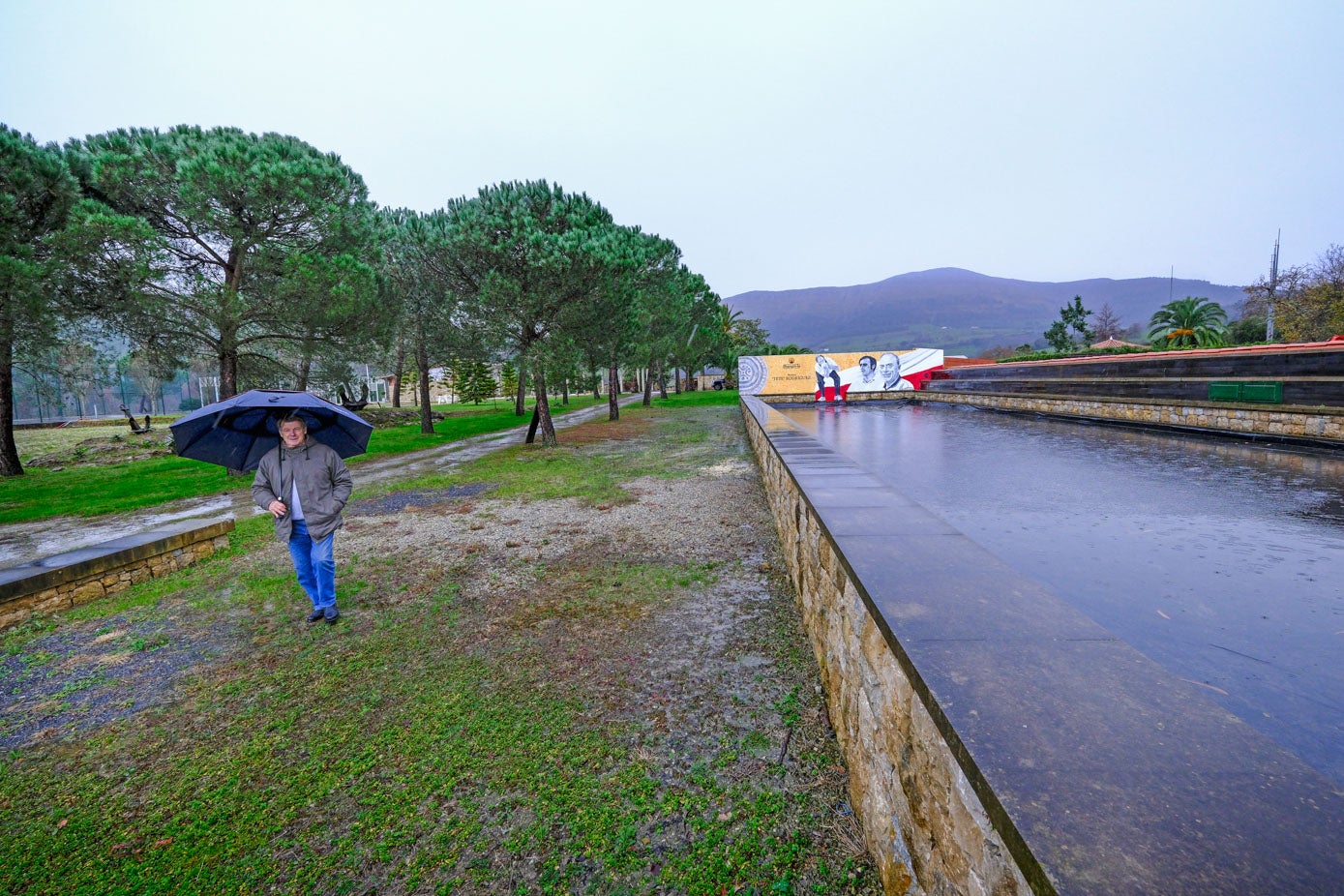 El campo de golf también tiene una bolera con un mural dedicado al mítico jugador del deporte vernáculo Tete Rodríguez