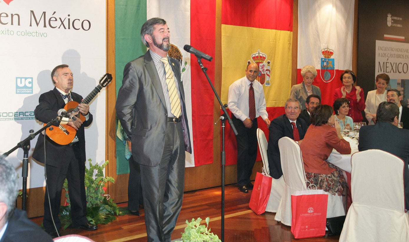 Axtuación del 'Malvís de Tanos', durante un homenaje a los cántabros emigrados a México organizado por el Gobierno Regional, en el Hotel Bahía de Santander.