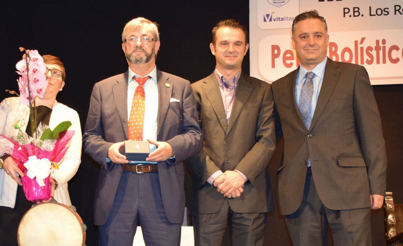 Revuelta, segundo por la izquierda, durante la entrega del Premio Muslera a la Peña Bolística Torrelavega SIEC, en 2014.