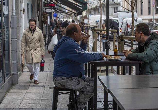 Dos hombres, ayer, en una terraza de Peña Herbosa.