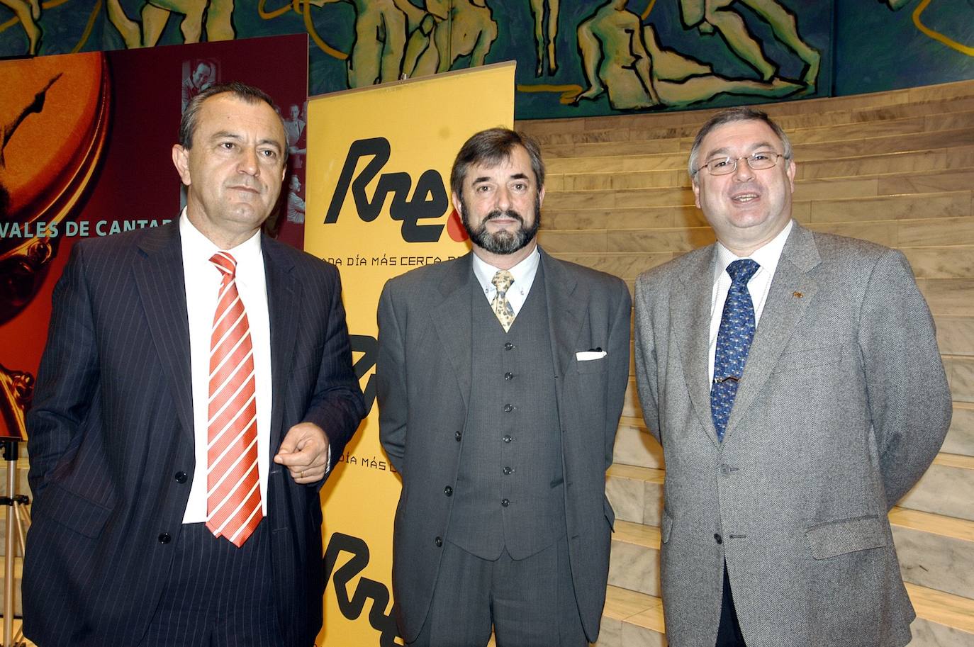 2004. El entonces consejero, Javier López Marcano; Julián Revuelta, 'El Malvís de Tanos'; y Juan Antonio Prieto, director de Radio Nacional, durante la presentación del homenaje al cantante