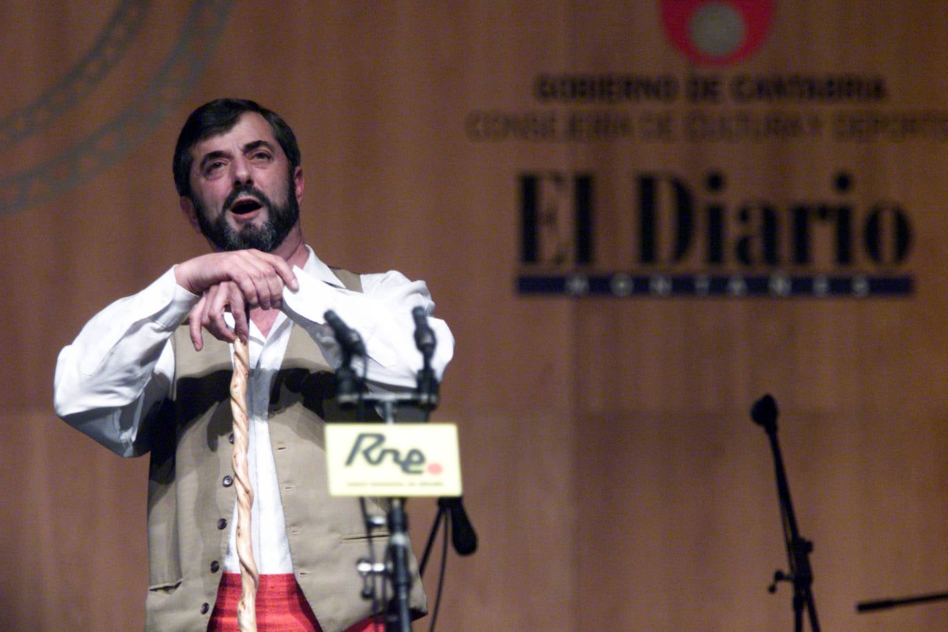 2001. 'El Malvis de Tanos' actuando en la I Gala del Folclore Cántabro , imponiéndose como ganador en la categoría de solistas, durante el I Concurso de la Canción Popular de Cantabria