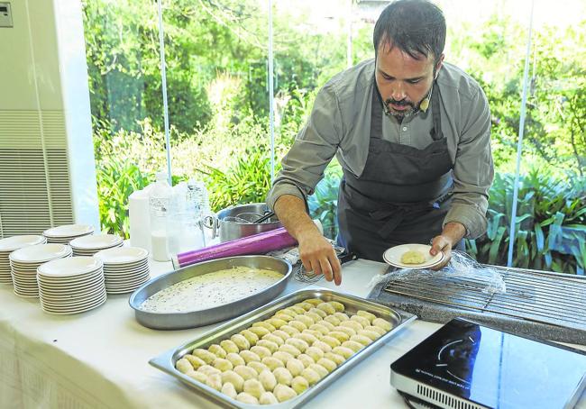 Nacho Solana elaborando sus croquetas en 'Sabor en Cantabria'.