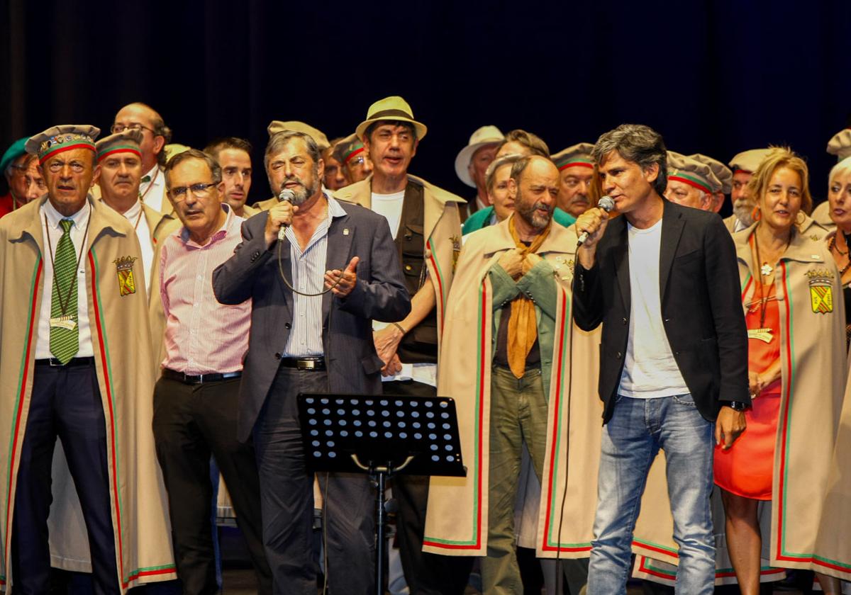 El 'Malvís de Tanos' y Nando Agüeros interpretan juntos﻿ durante el Gran Capìtulo de la Cofradía del Hojaldre, en las Fiestas de la Virgen Grande de Torrelavega en 2017.