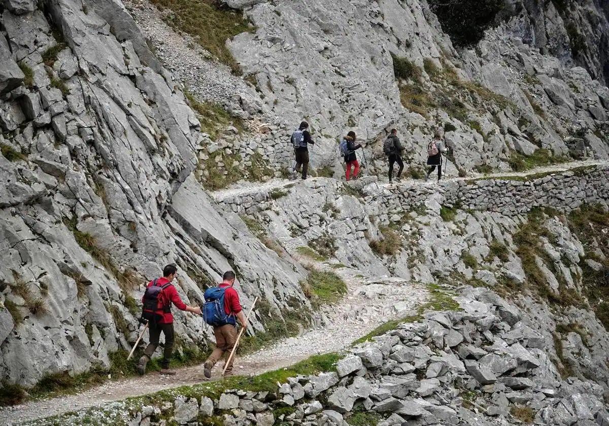 Excursionistas realizando la ruta del Cares.