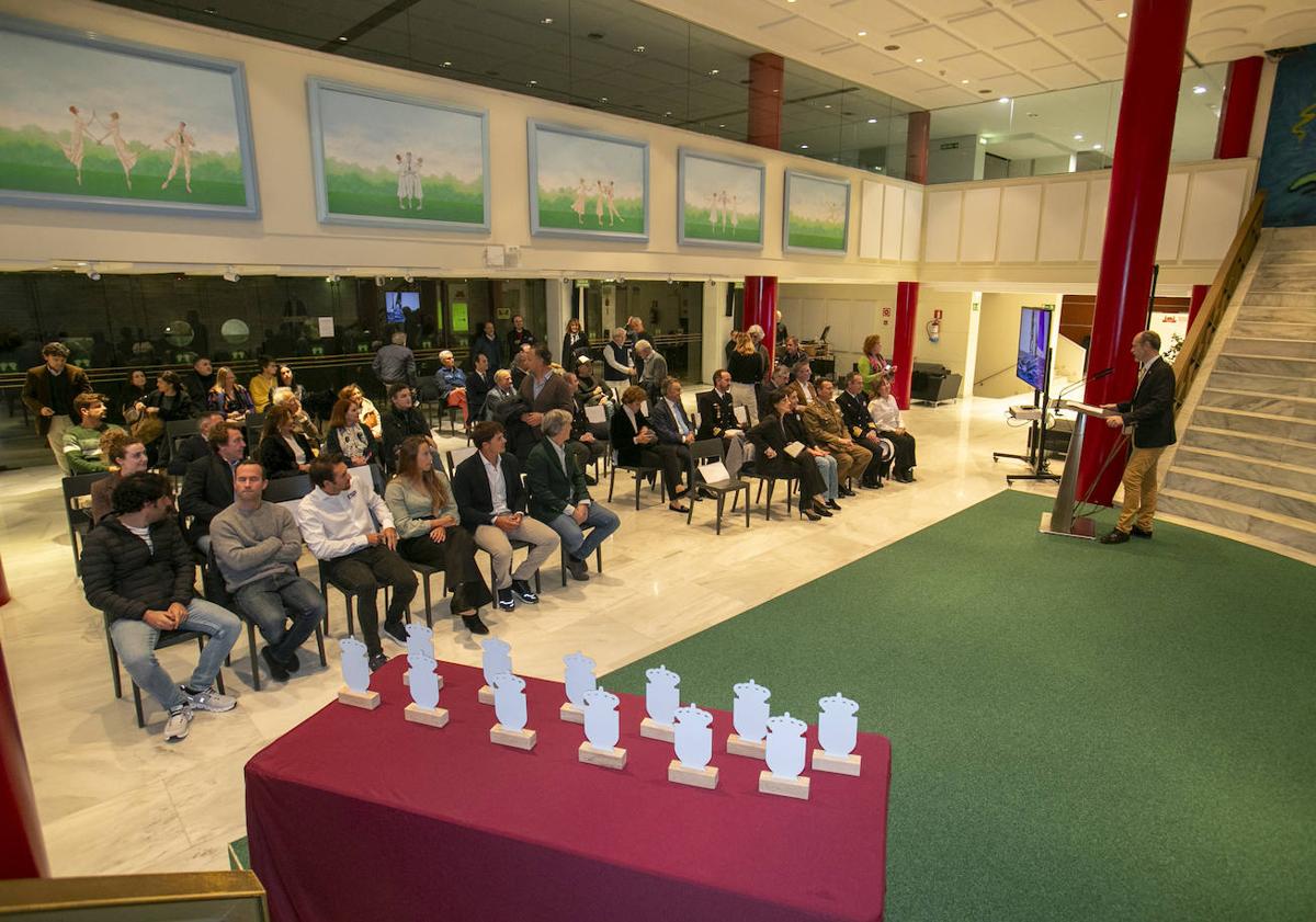 Imagen principal - Fernando Mirapeix presentando la gala, primera fila con los regatistas y Gema Igual con Javier de la Plaza.