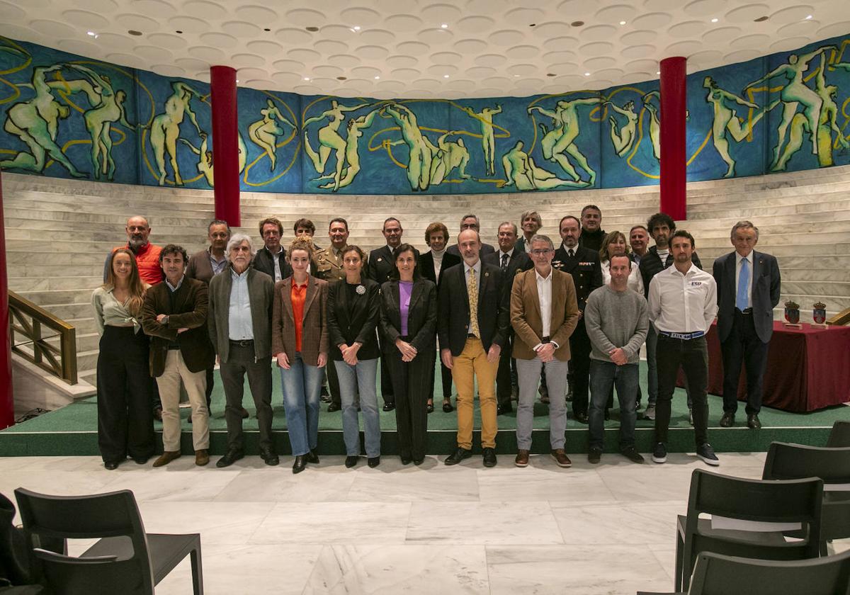 Foto de familia en la Sala María Blanchard.