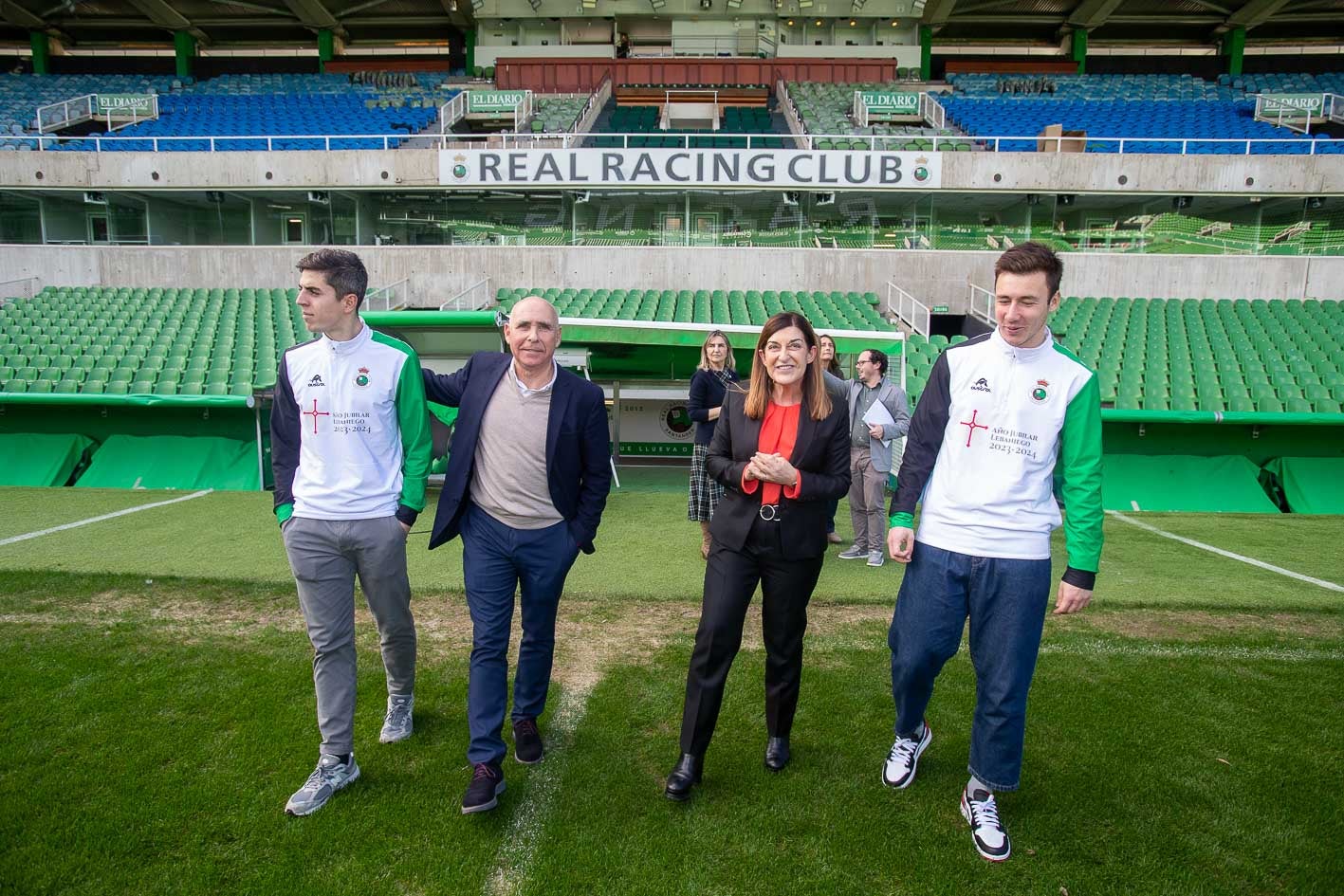 Íñigo Sainz-Maza, Manolo Higuera, María José Saez de Buruaga y Saúl García acceden al césped de los Campos de Sport. 