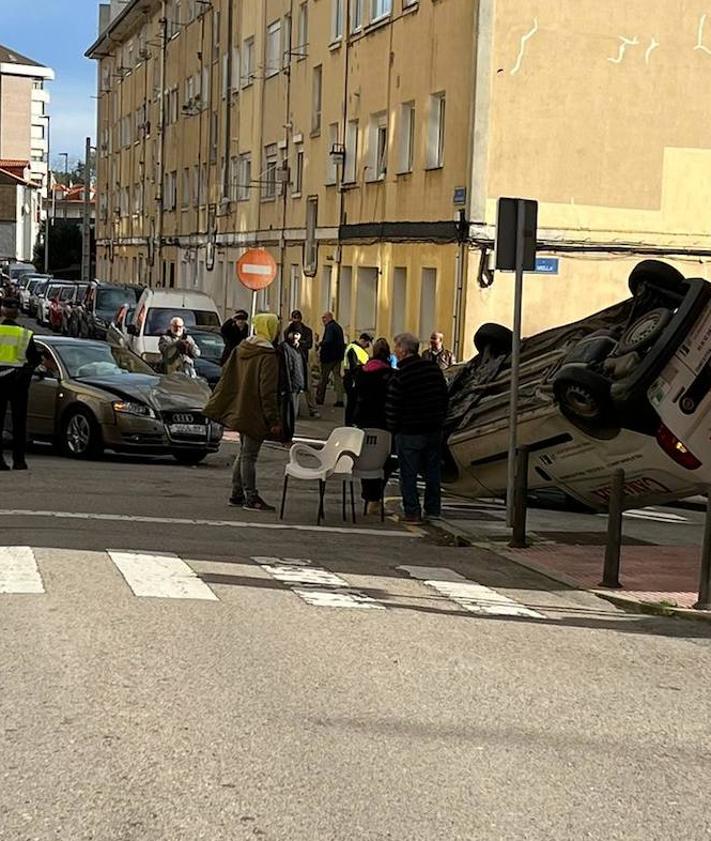 Imagen secundaria 2 - El accidente ha provocado un gran revuelo en el barrio.