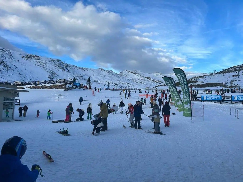 El primer fin de semana de la temporada en Alto Campoo estuvo marcado por una gran afluencia y suficiente nieve en las pistas.