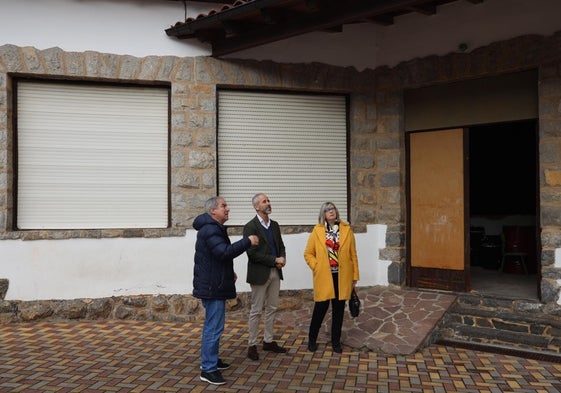 El consejero acompañado por el alcalde y la directora general de Centros, visitó las antiguas escuelas de La Serna, donde está previsto ubicar el módulo