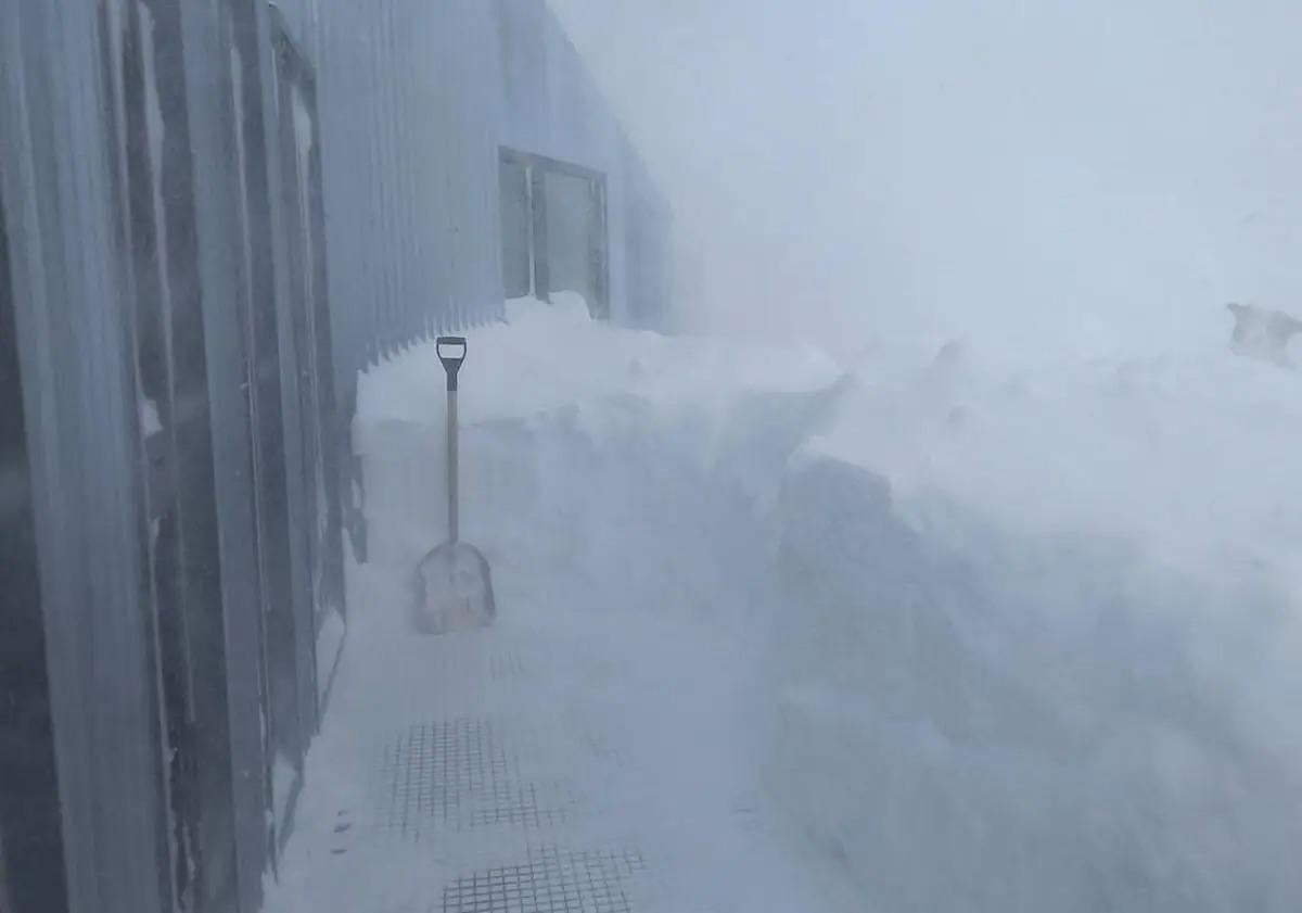 Imagen principal - La nieve acumulada es importante en el exterior del refugio y el frío crea unos carámbanos hasta en la puerta.