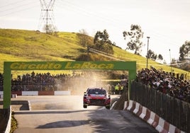 Un vehículo atraviesa la meta en una competición del Karting La Roca.