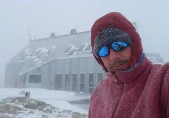 Mikel Lorente, en el exterior del refugio de Llauset.