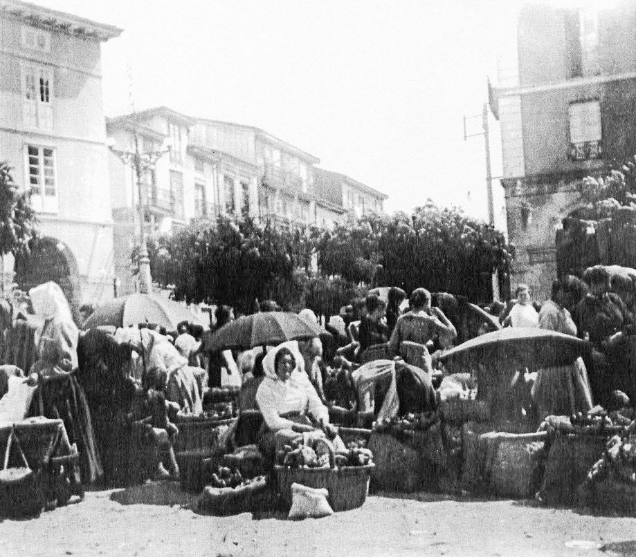 El mercado semanal de la Plaza Mayor era todo un acontecimiento comercial en la comarca, como refleja esta foto tomada en 1900.