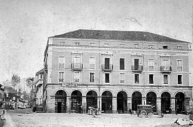 La Plaza Mayor, en una instantanea tomada en 1877, antes de que Torrelavega recibiera el título de ciudad (1985)