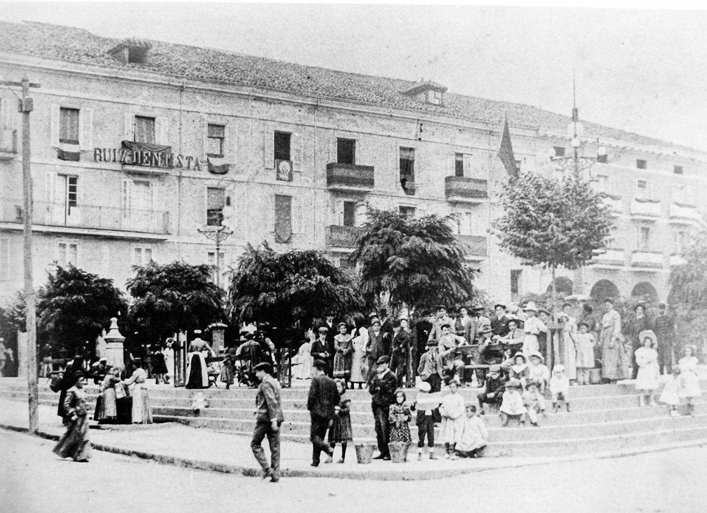 La plaza llena de vecinos, en el año 1932. 