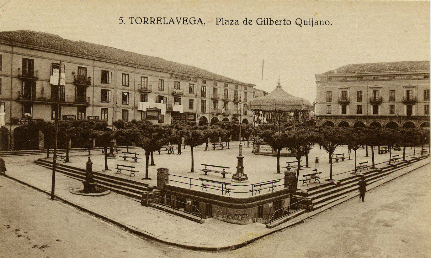 El templete revela que esta fotografía de la plaza Gilberto Quijano fue tomada entre 1918 y 1942. 