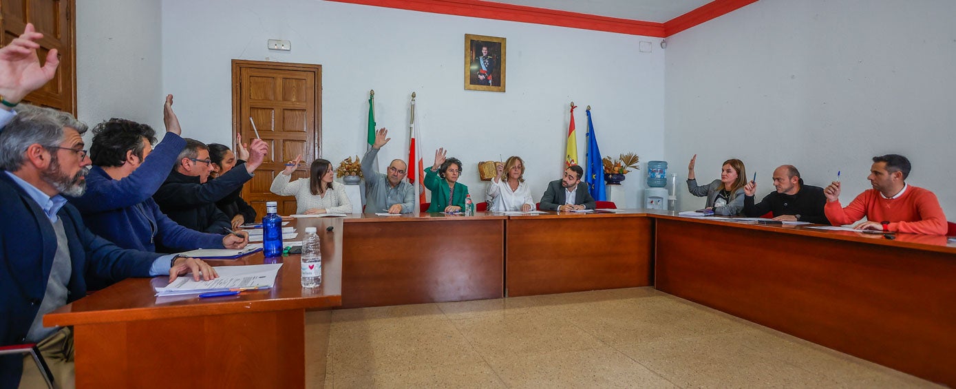 Los concejales votan por unanimidad el convenio del personal. 