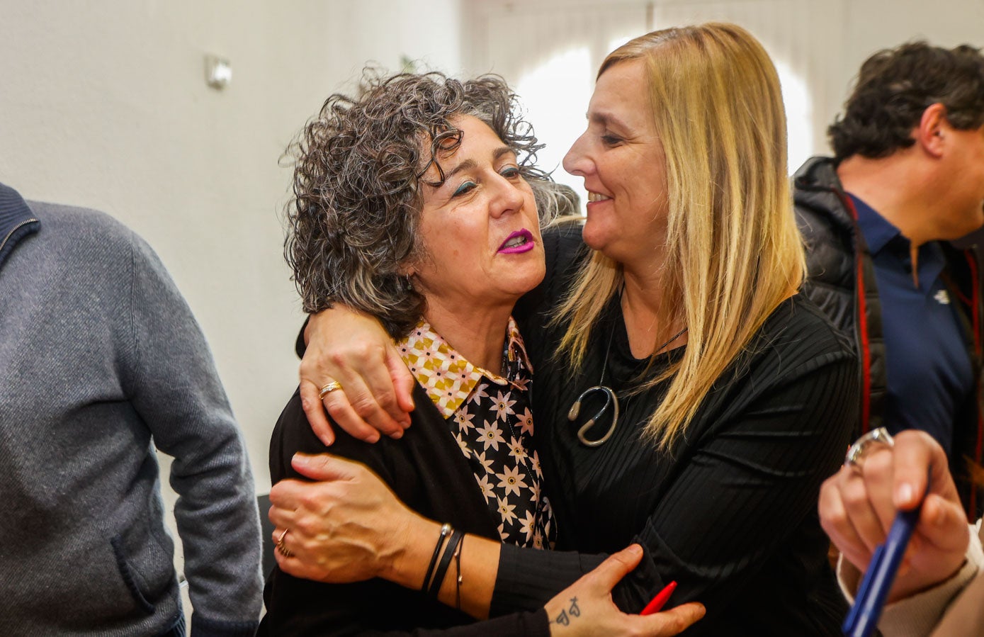 Noelia Cobo abraza a la concejal del PSOE Ana José García. 