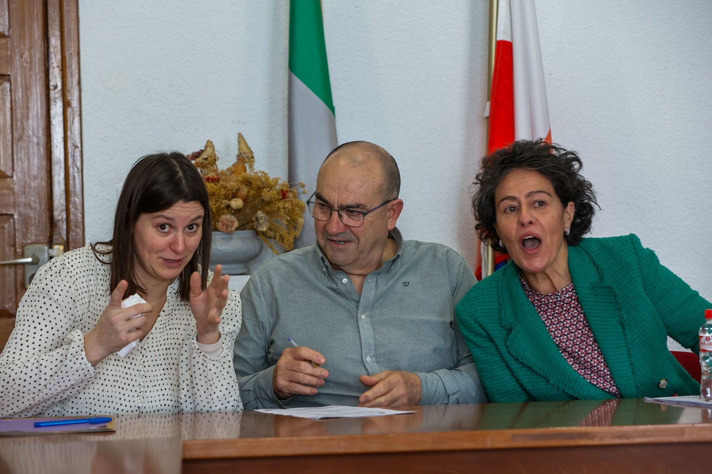 La concejal del PP, Leticia Castanedo, en un momento de confidencias con los concejales de AIDC Jesús Mantecón y Ana Ruth Sainz 