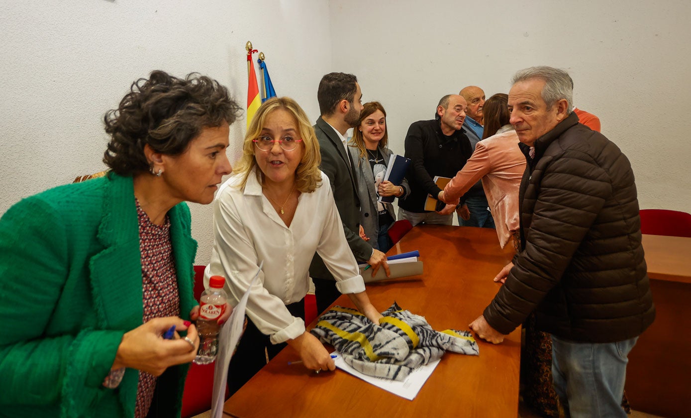 La alcaldesa de Cayón (de blanco) conversa con una de sus concejlalas, Ana Ruth Sainz, tras el Pleno. 